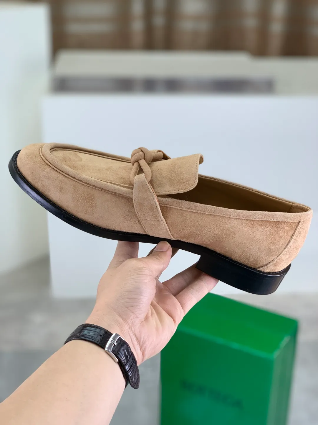 Men's shoes 💰P820 [New model] (genuine leather outsole) water-dyed cow lining 💰High-quality business couple leather shoes 💎💎💎 BOTTEGA VENETA official website synchronizes the latest top version of BV in the market, accept material comparison, shoe type comparison, process comparison, practical and textured, versatile and suitable for any occasion, the more you look at it, the more flavorful it becomes. Purely hand-knitted craftsmanship - Upper material, calfskin imported from Italy 🇮🇹 - High-quality water-dyed cowhide lining - Original private model customized leather outsole -Size: Female 35-39 (40 ordered) Male 39-44 (38 45 can be customized) Color: Multiple colors available